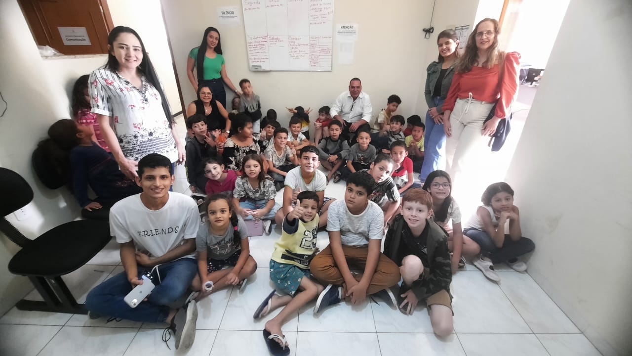 Estudantes da EMEFTI Elizabeth Trozeski, de Paulista, visitam a sede da Secom 