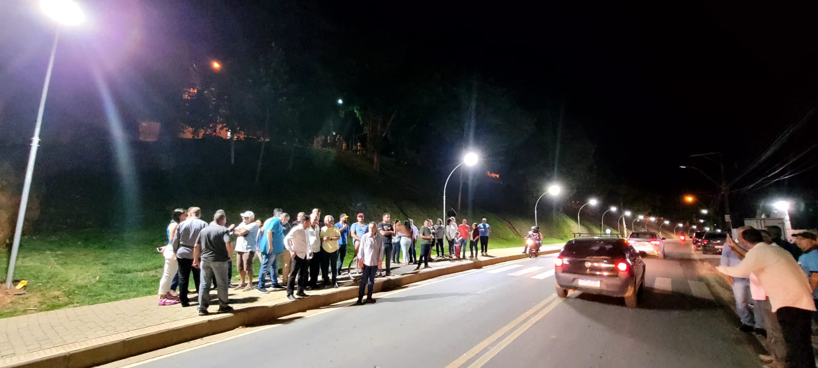 Prefeito entrega iluminação em LED na pista de caminhada entre o Bambé e o Patrimônio das Moças