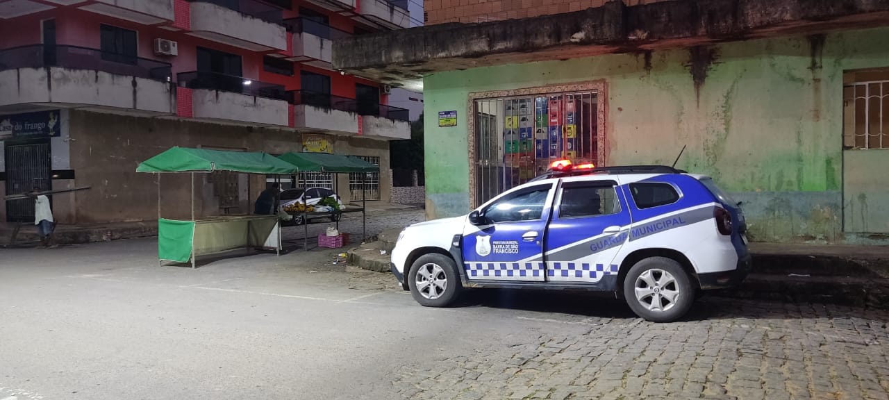 Imagem da notícia: Forças de segurança já começaram a agir para garantir segurança aos moradores e feirantes na Rua Mineira