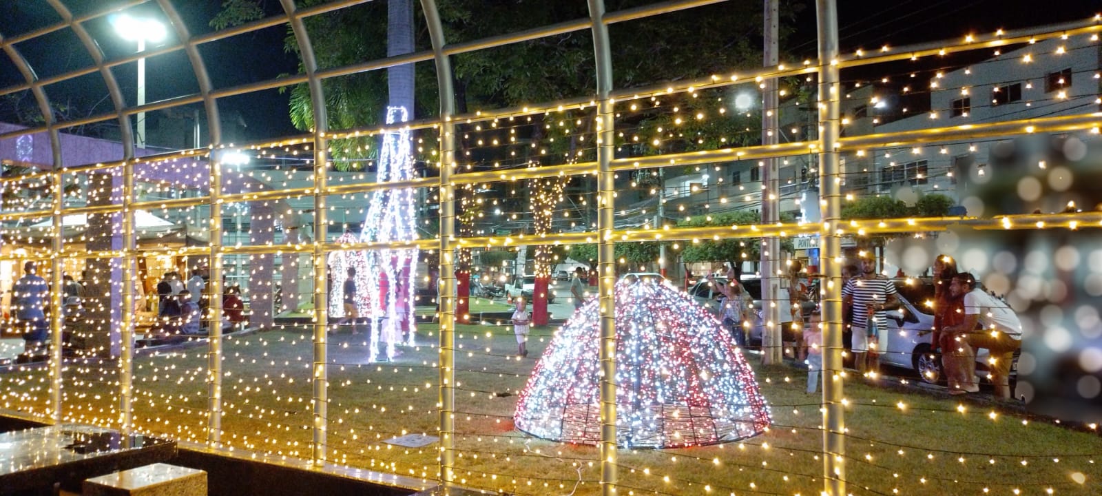 Luzes de Natal são inauguradas no centro com a presença do Papai Noel