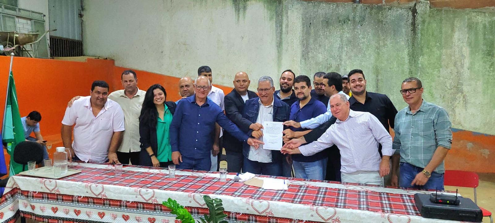 Prefeito assina Ordem de Serviço para  reforma da quadra do bairro Colina 
