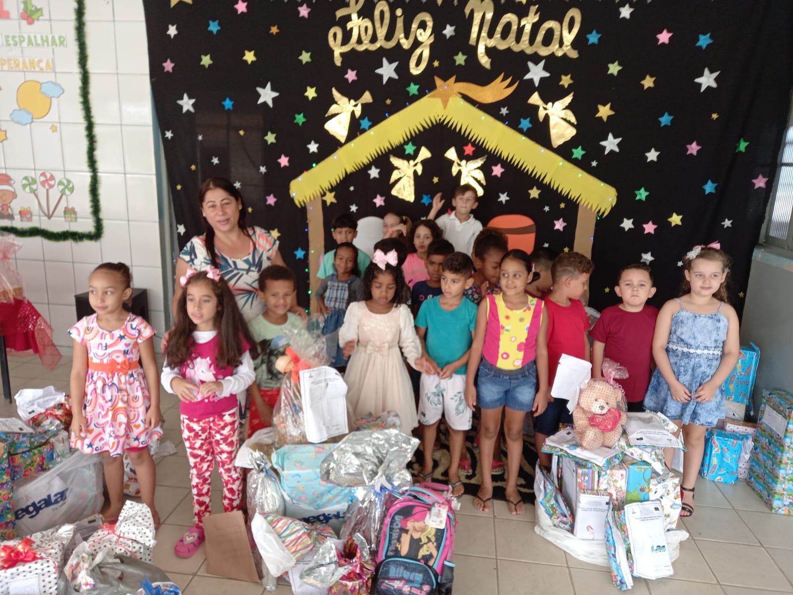 Galeria: Escola realiza distribuição dos presentes do Projeto Faça uma Criança Feliz
