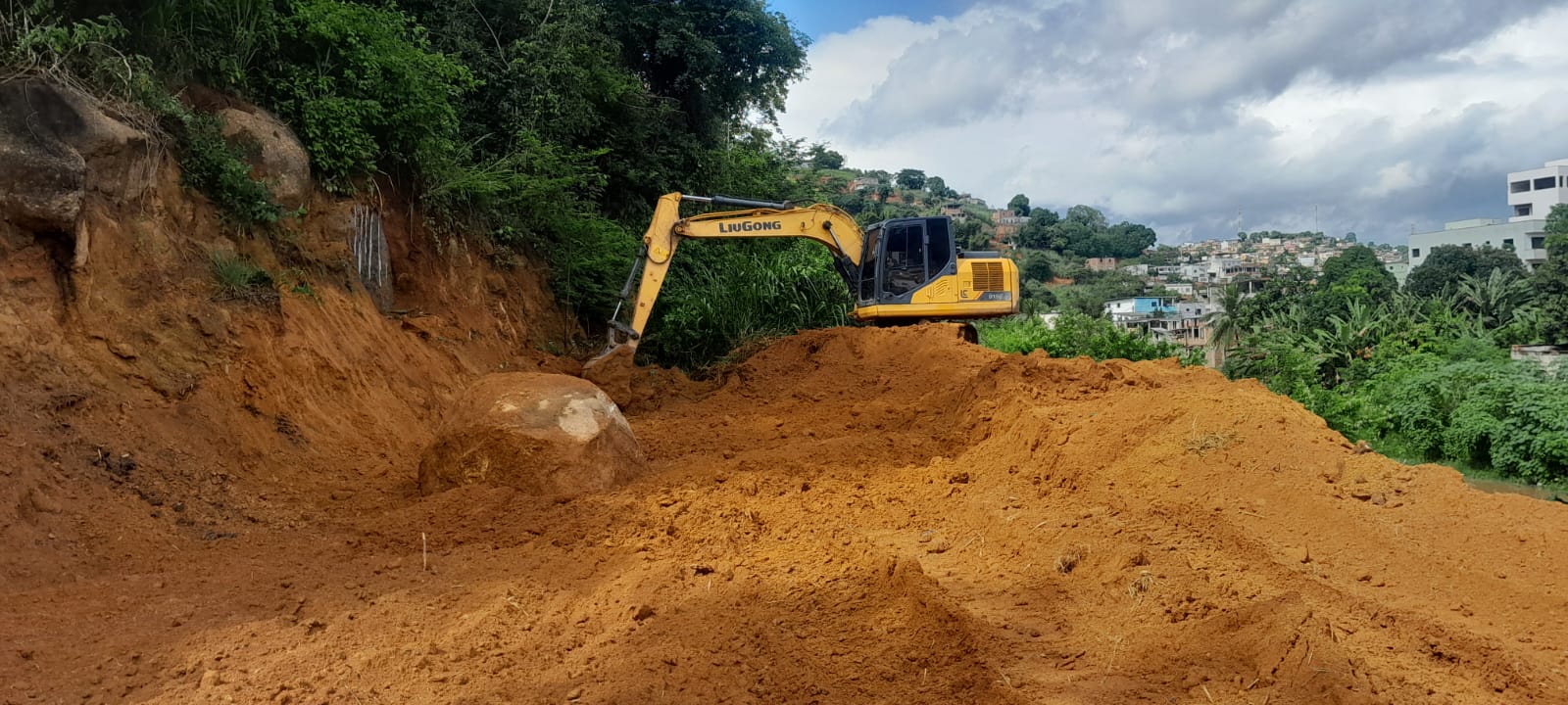 Prefeitura segue com abertura de nova avenida que interligará o Bairro Vila Gonçalves a Avenida Carlos Valli