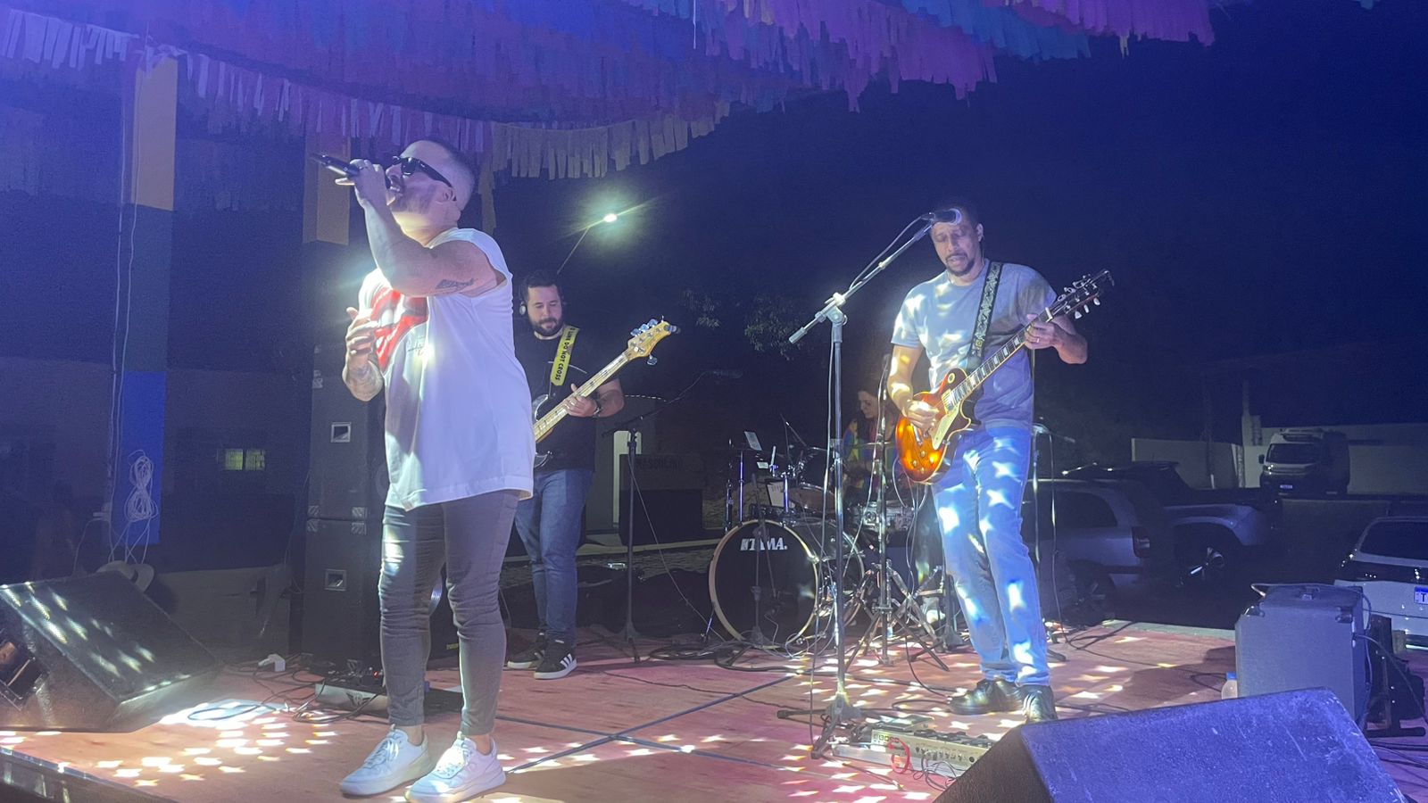 Terceira noite do Forró da Poeira reúne público com clássicos do rock nacional no Carnaval 2026