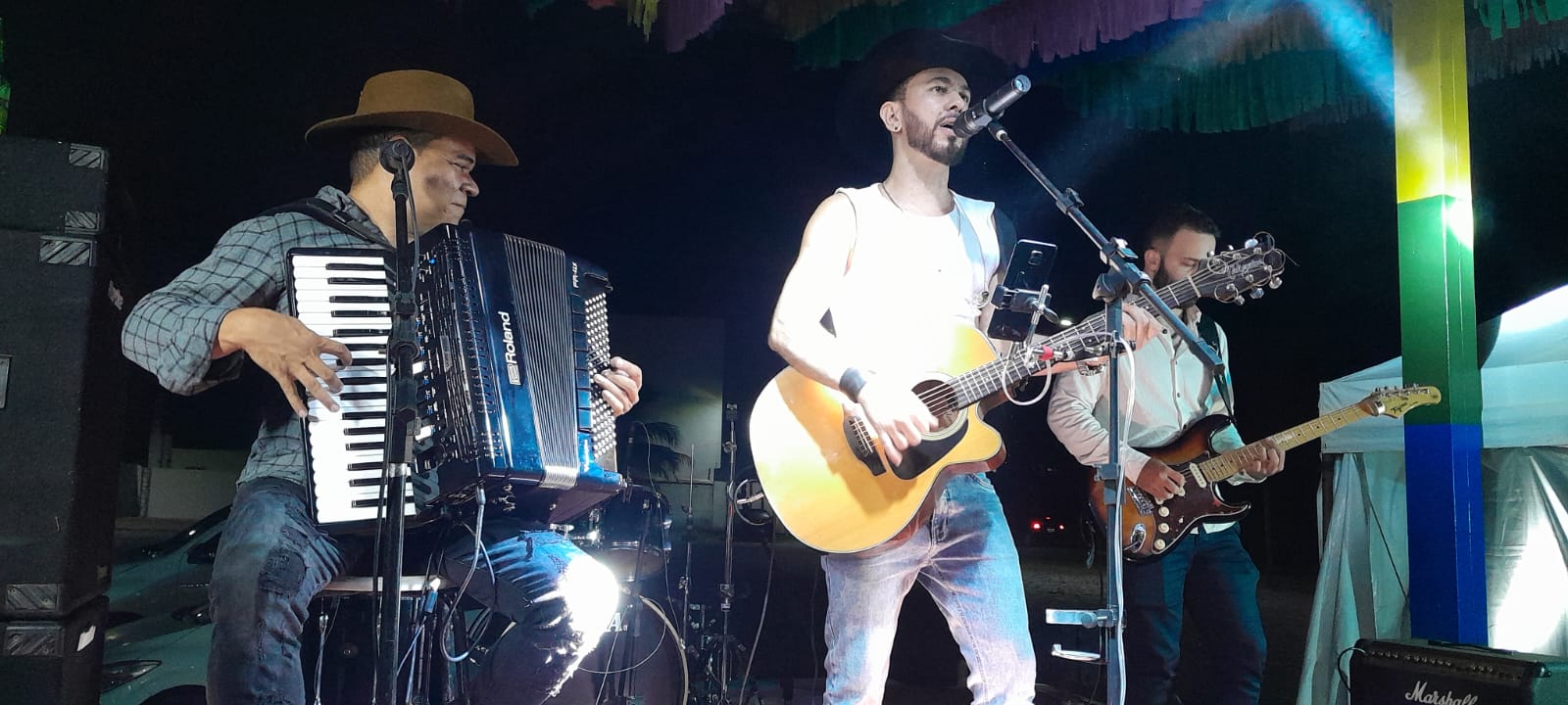 Branco Andrade e Dj PH7 colocam público para dançar na quarta noite de carnaval em Barra de São Francisco