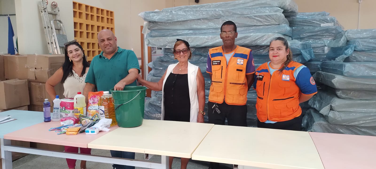 Defesa Civil e Semas entregam kits com colchões,  lençóis e materiais de higiene e limpeza em Paulista 