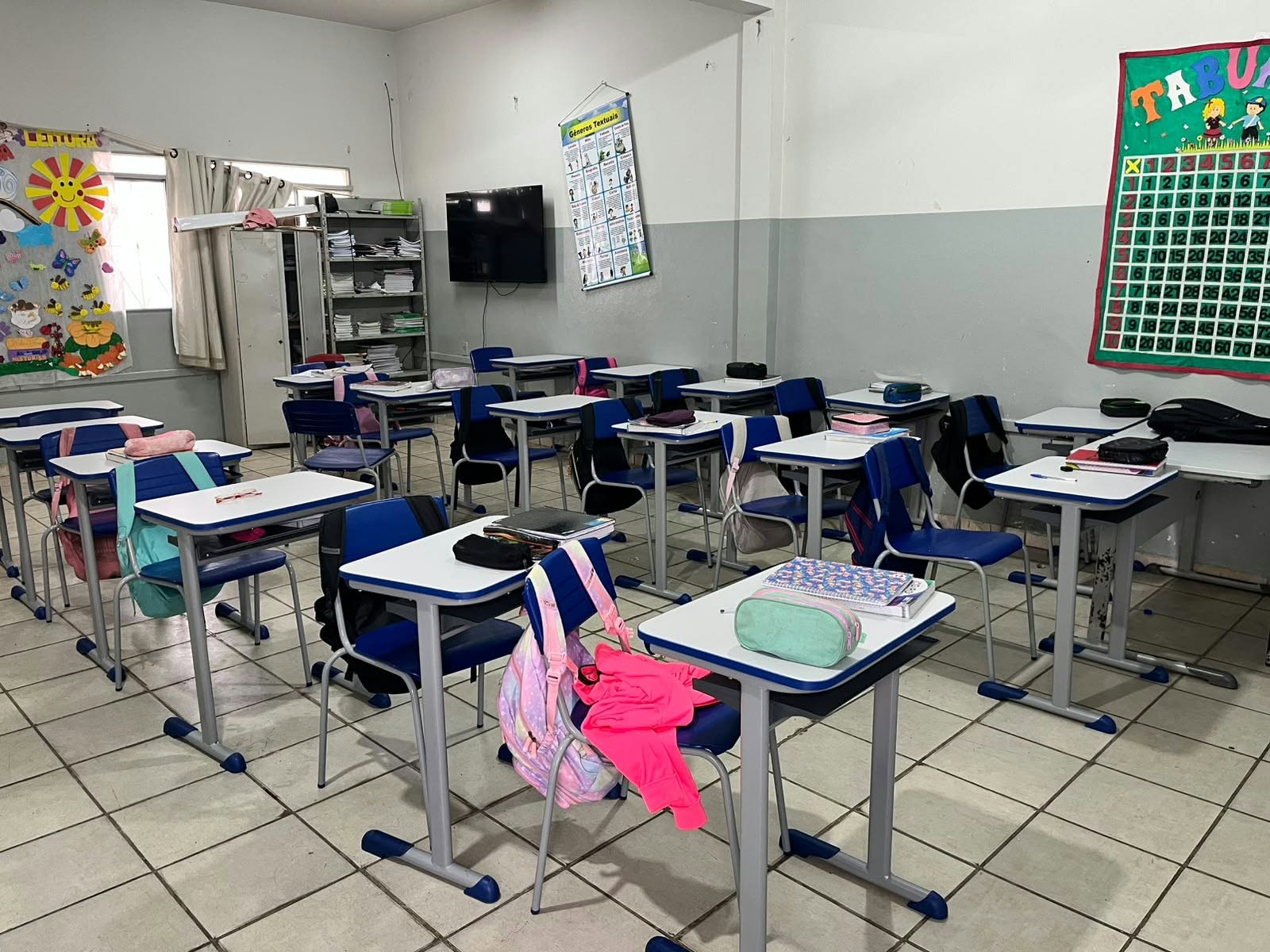Prefeitura entrega novos kits de mesas e cadeiras à Escola Municipal Luciene Matos Ferreira