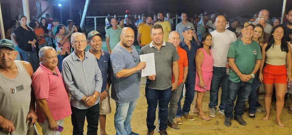 Prefeitura entrega trator com implementos à  Associação do Córrego de São João de Itaperuna e Santa Rosa