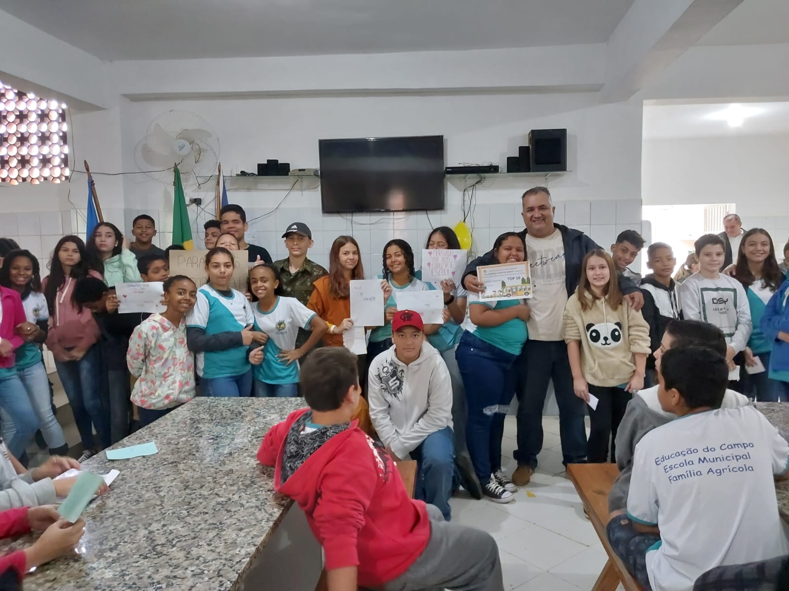 Alunos da Escola Família Agrícola Normília Cunha dos Santos prestam homenagem ao condutor do transporte escolar