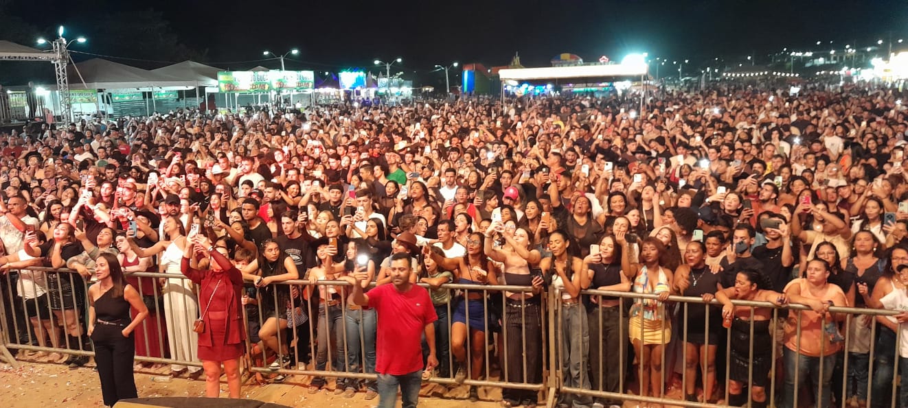 Atrações musicais levam multidão nos quatro dias de festas pelos 83 anos de Barra de São Francisco