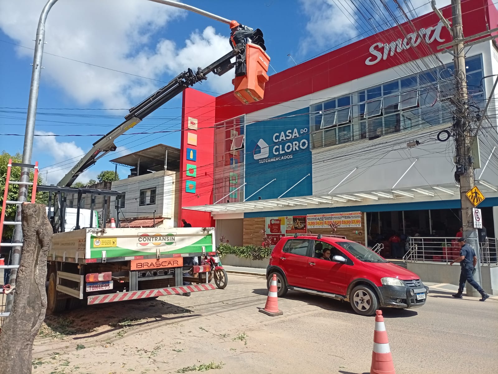 Prefeitura instala novo semáforo em avenida de grande fluxo e reforça segurança no trânsito