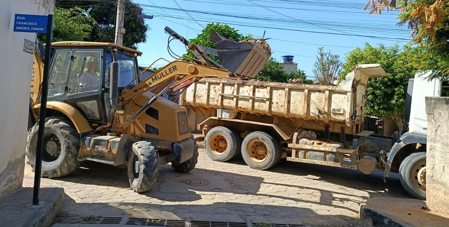 Mutirão de limpeza retira mais de 30 toneladas de lixo e entulhos na Vila Luciene