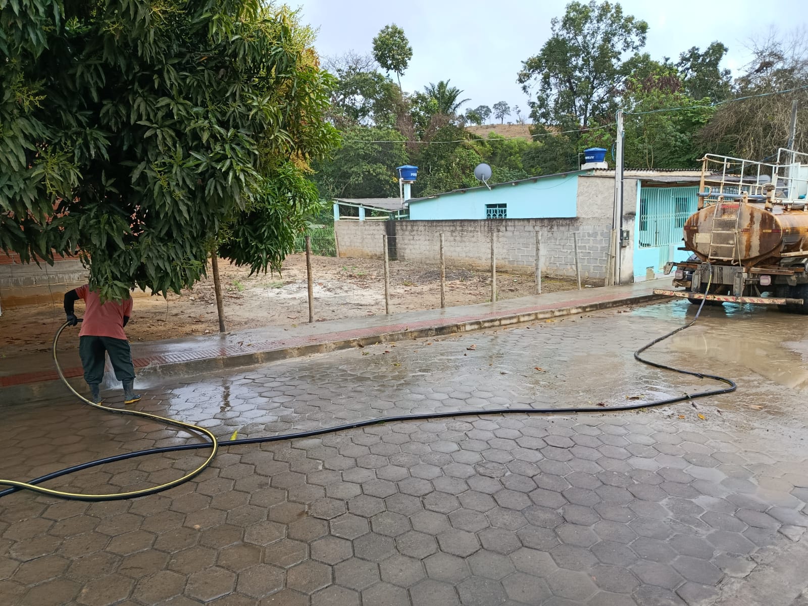Prefeitura realiza mutirão de limpeza no bairro Santa Izabel e reforça cuidados com os espaços públicos