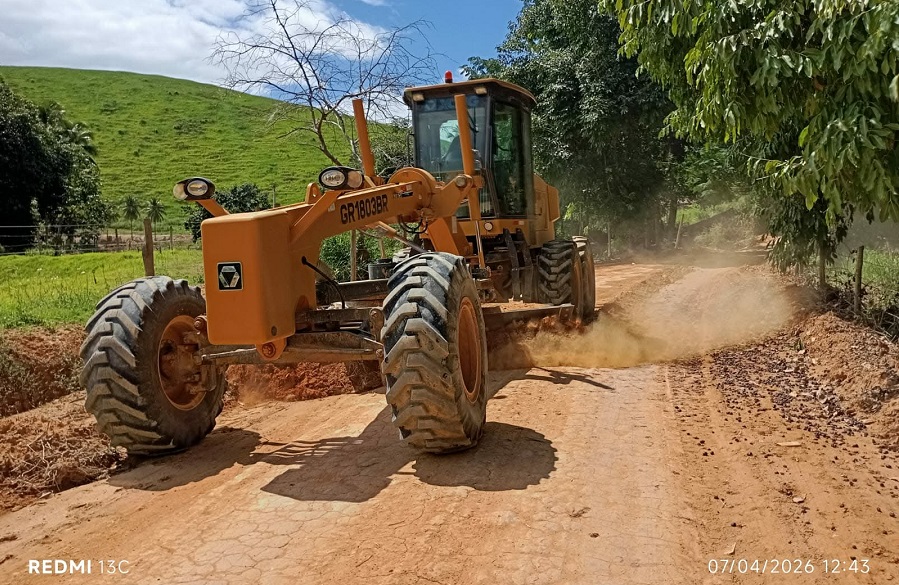 Prefeitura realiza patrolamento de estrada em Itaperuninha e Córrego da Penha em Barra de São Francisco