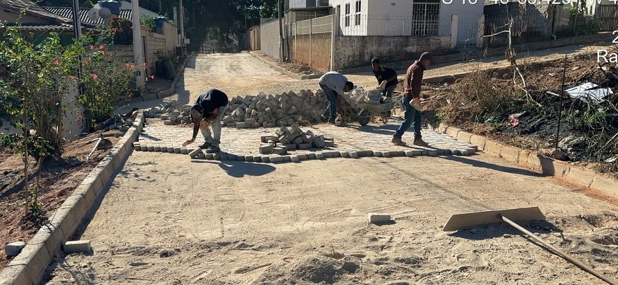 Prefeitura retoma obras de calçamento na Vila Farinheira
