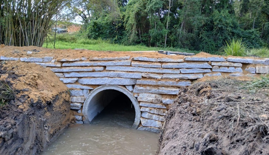 Imagem da notícia: Bueiro é construído no Córrego São Pedro pela prefeitura francisquense, agora são 274 em quatro anos e cinco meses