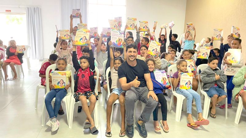 Imagem da notícia: Alunos da Emefti Ozeias Rezende recebem novos kits didáticos em Português e Matemática