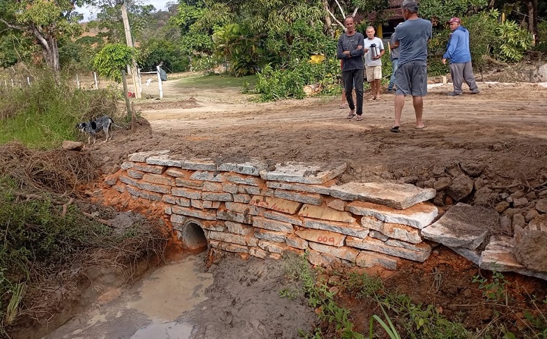 Imagem da notícia: Bueiro é construído no Córrego da Penha; agora são 330 em cinco anos e sete meses de gestão