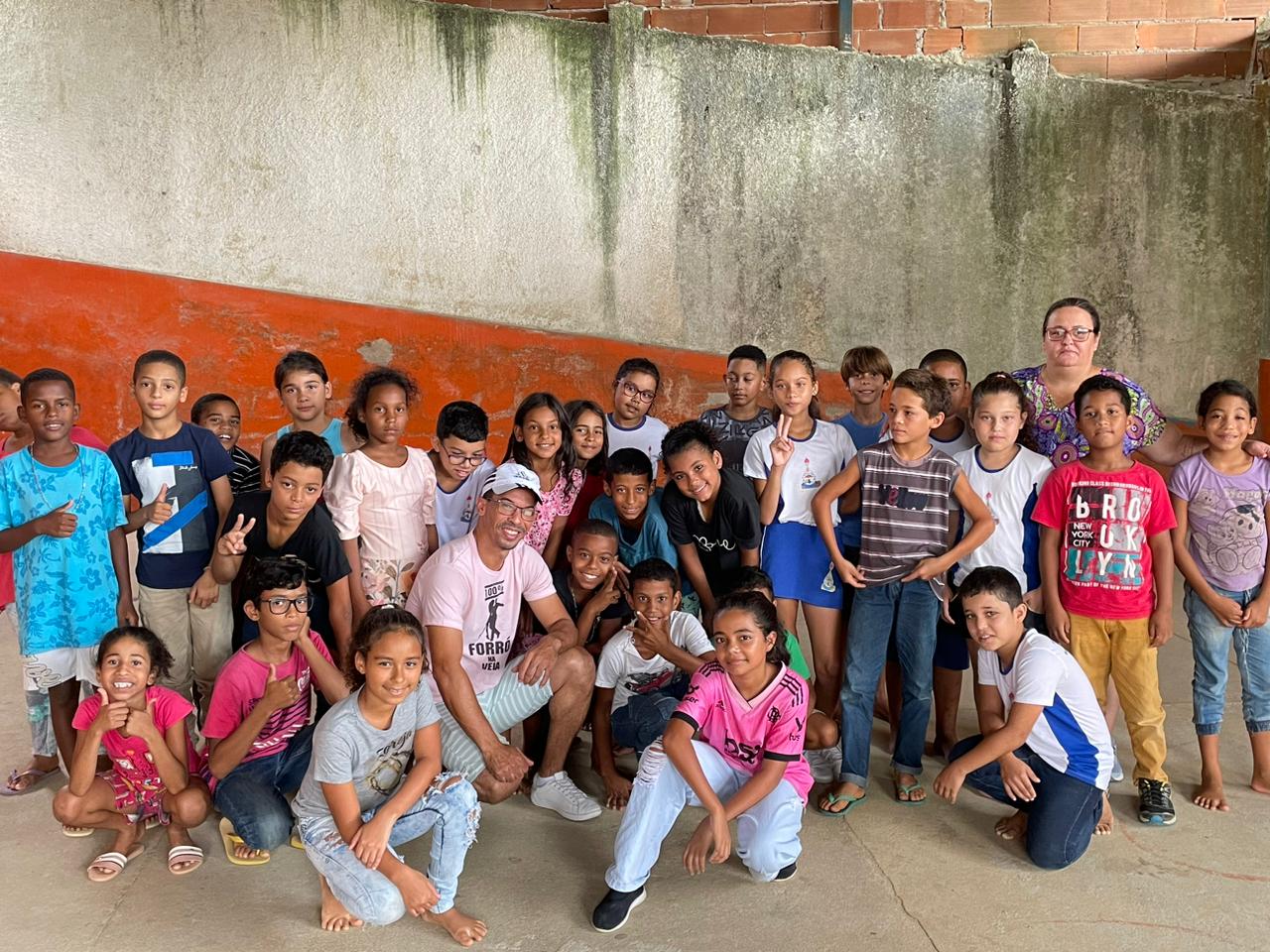 Imagem da notícia: Dançarino da Secultur, Alex Soares visita escola no bairro Colina e ensina movimentos às crianças