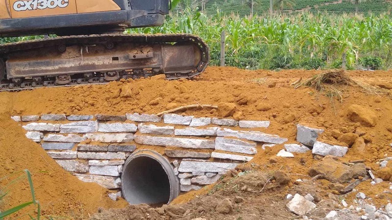 SEMTE entrega mais um bueiro, desta vez, em Cachoeirinha do Itaúnas