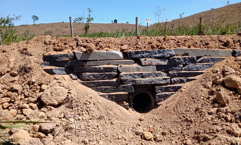 Imagem da notícia: SEMTE coonstroi mais dois bueiros no Denzol e chega a 185 bueiros feitos no interior desde 2021