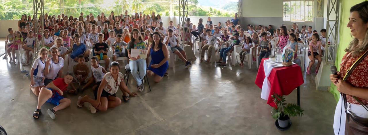 Imagem da notícia: Escritora mirim visita EMEFTI Elizabeth Trzoseki dentro da Semana do Protagonismo