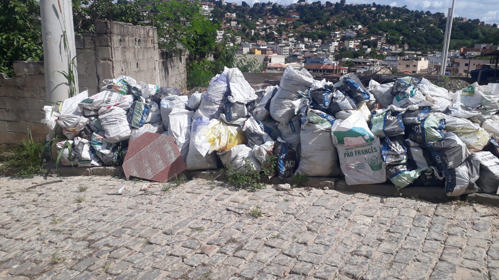 Imagem da notícia: Secretaria de Limpeza Pública recolhe toneladas de entulho em lote vago na Vila Vicente e outras ruas da sede