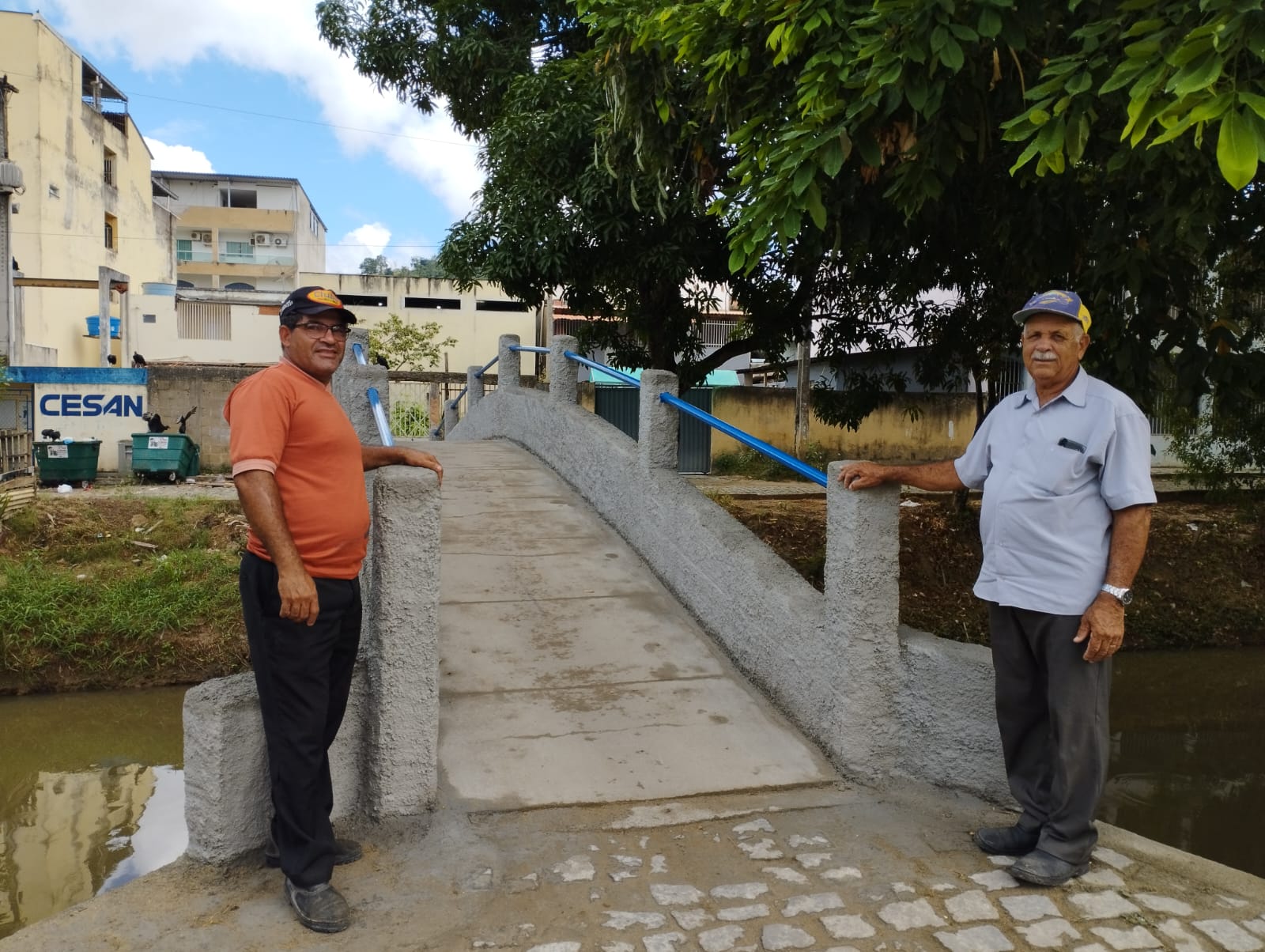 Imagem da notícia: Parceria entre as secretarias de Obras e  Serviços restaura passarela na Rua Mineira