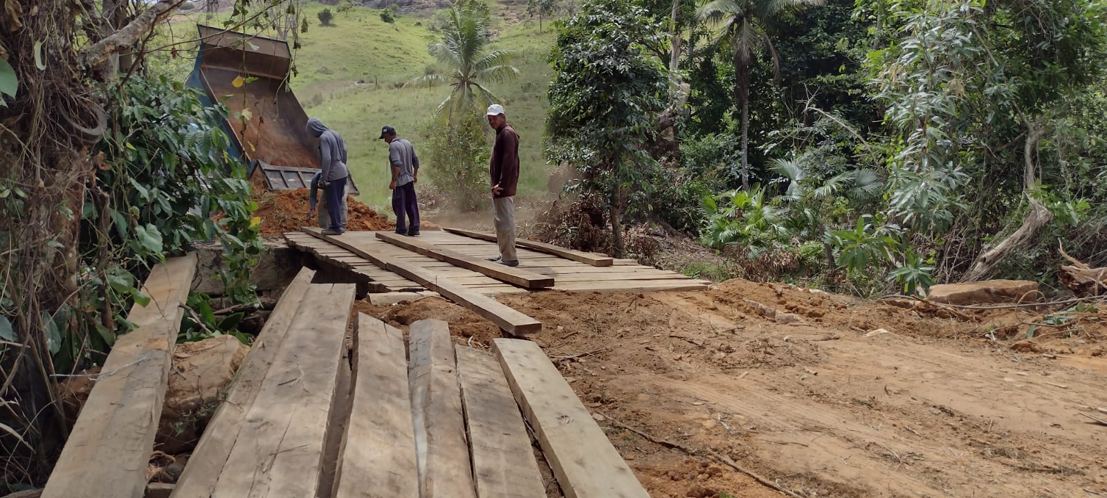 Imagem da notícia: SEMTE entrega mais uma ponte em madeira, desta vez na região do Bagaço
