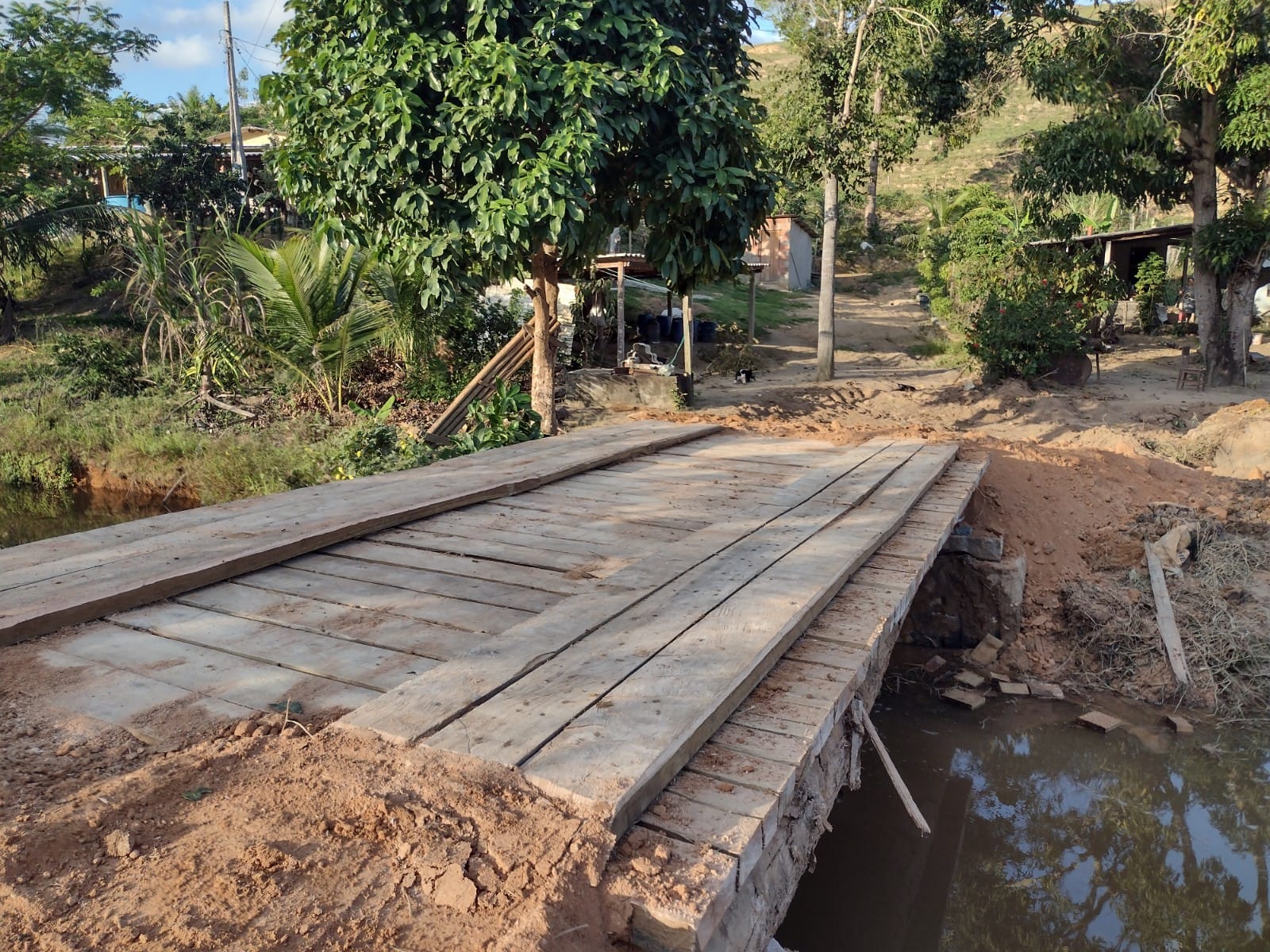 Imagem da notícia: SEMTE entrega ponte em madeira  no Córrego Comprido, em Paulista 