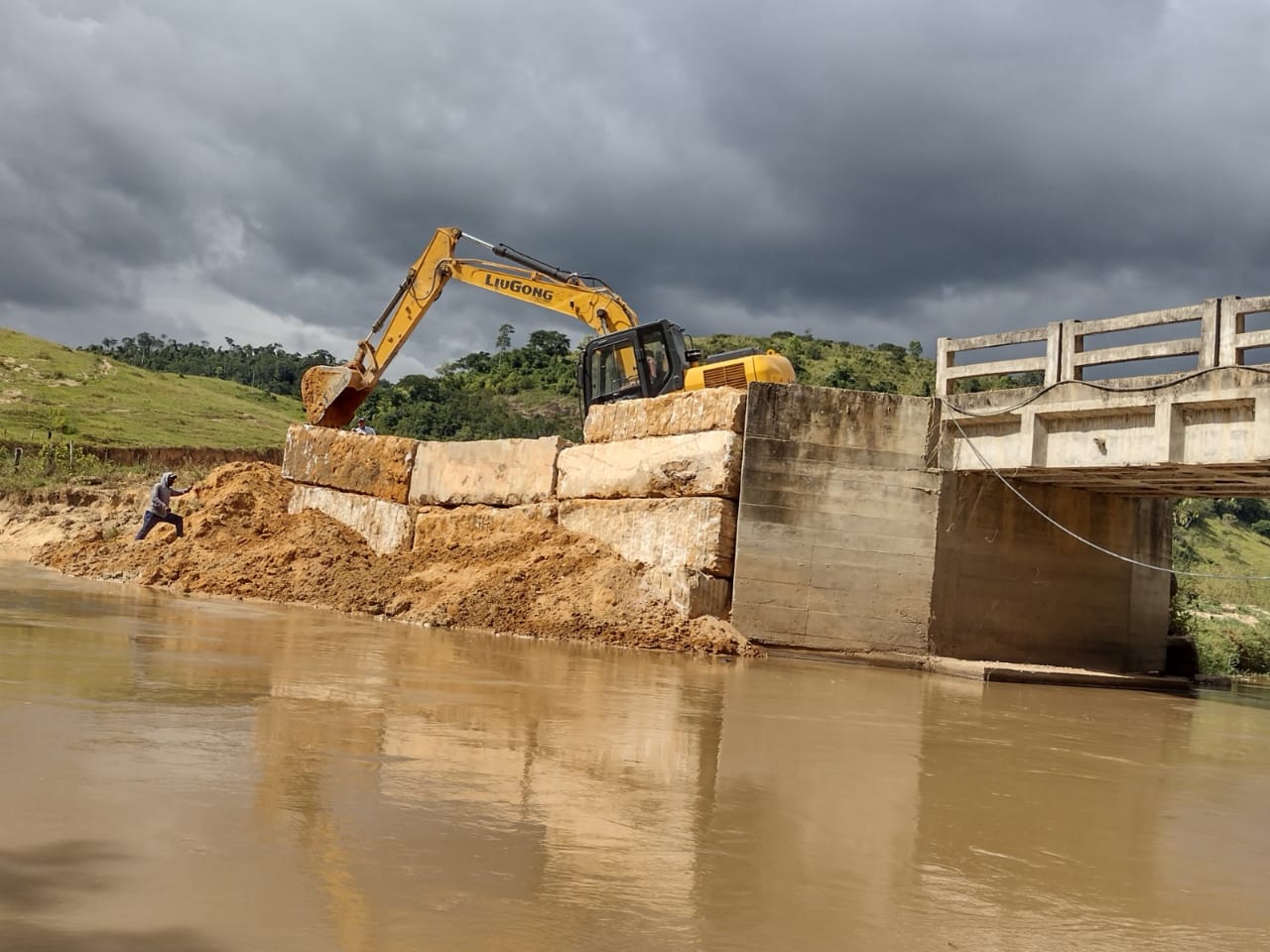 Imagem da notícia: SEMTE recupera cabeça de ponte com escória de granito no córrego do Ouro