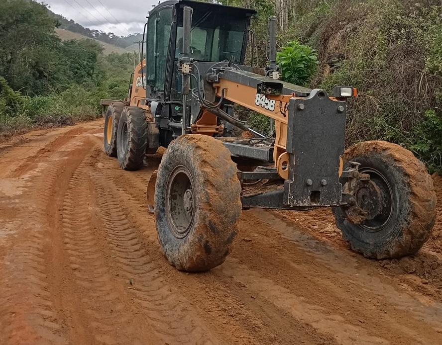 Imagem da notícia: Prefeitura realiza patrolamento de estrada pela região do Córrego da Pratinha em Paulista