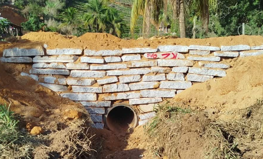Imagem da notícia: Bueiro é construído em Vargem Grande de Itaúnas; agora são 331 em cinco anos e sete meses de gestão