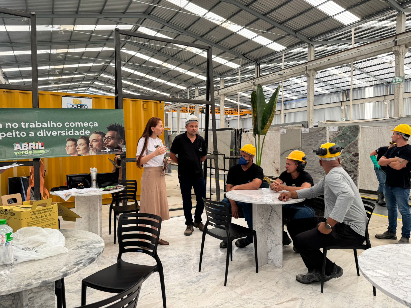 Imagem da notícia: Abril Verde: ação leva serviços de saúde e prevenção a trabalhadores da Milgran Granitos