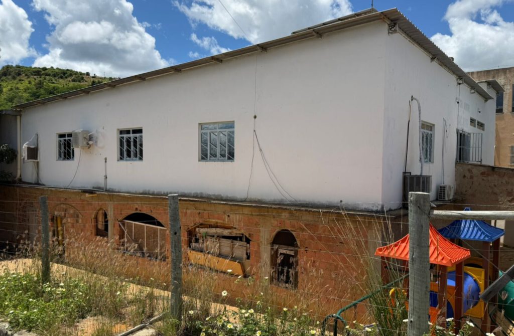 Imagem da notícia: Prefeitura assina ordem de serviço para reforma da Escola Municipal Mac Nair no bairro Irmãos Fernandes