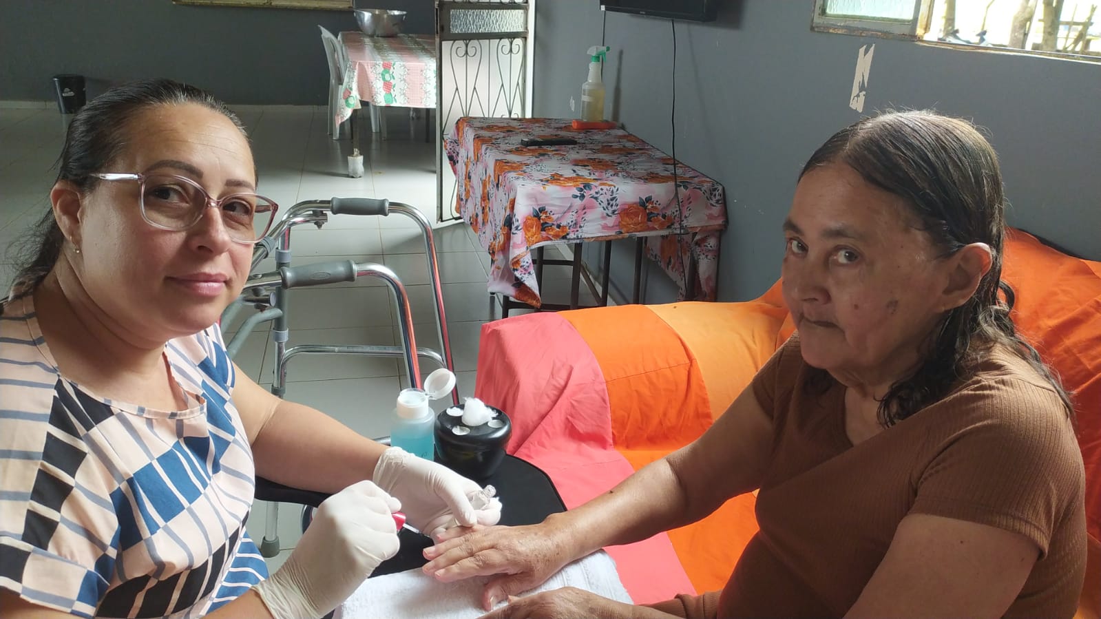 Imagem da notícia: Prefeitura oferece serviços de manicure e pedicure a idosos, crianças e adolescentes acolhidos em Barra de São Francisco