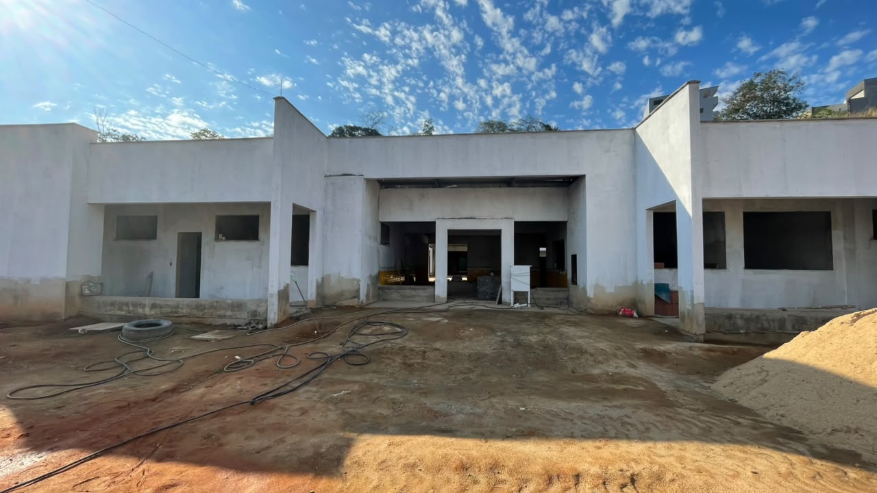 Imagem da notícia: Construção da Creche no Irmãos Fernandes avança com aplicação de pisos, pintura e paisagismo
