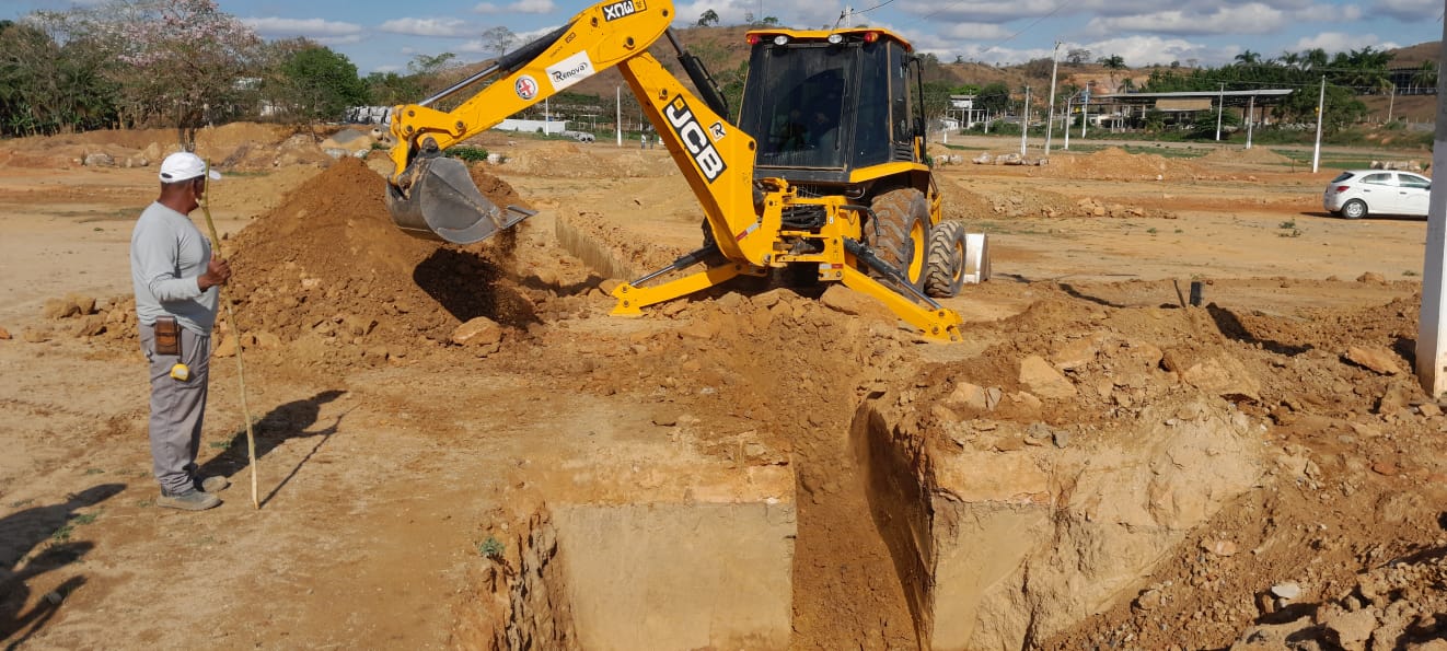 Imagem da notícia: Obras no Parque de Eventos do Polo Industrial avançam com fases de drenagem e fundação do Galpão de Leilões