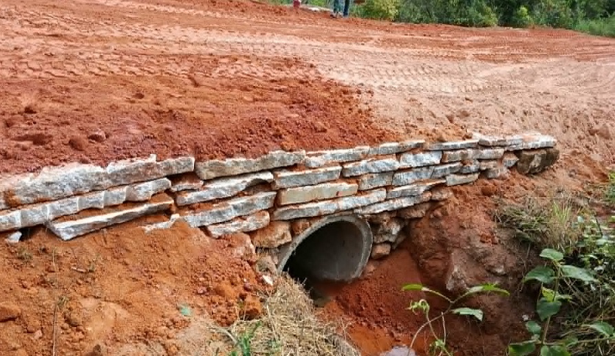 Imagem da notícia: Bueiro é construído em Rio do Campo; agora são 323 em pouco mais de cinco anos de gestão