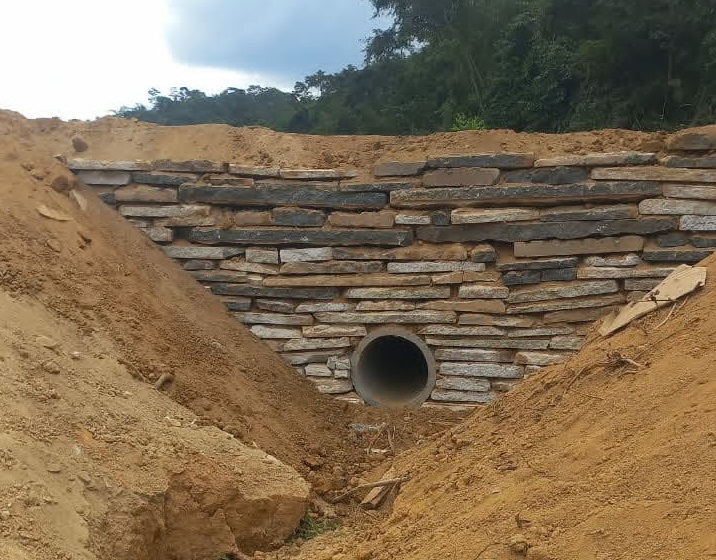 Imagem da notícia: Bueiro é reconstruído no Córrego do Aventureiro; agora são 326 em pouco mais de cinco anos de gestão