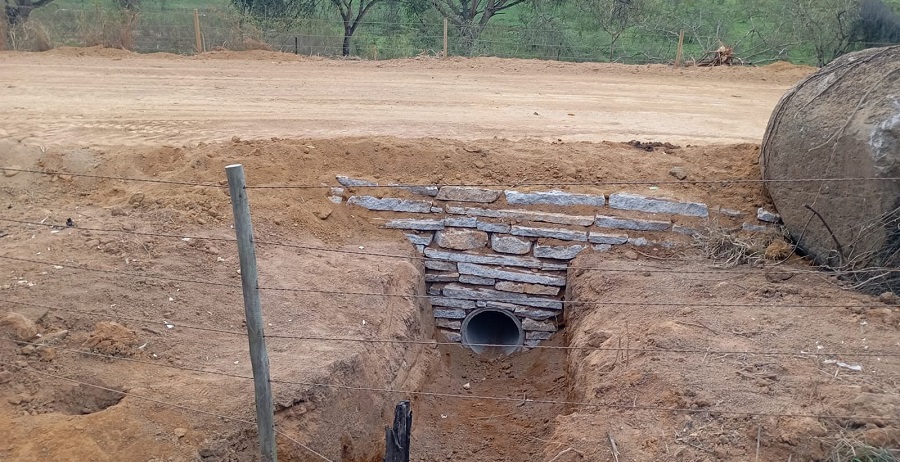 Imagem da notícia: Bueiro é construído na Queixada em distrito Santo Antônio; agora são 332 em cinco anos e oito meses de gestão