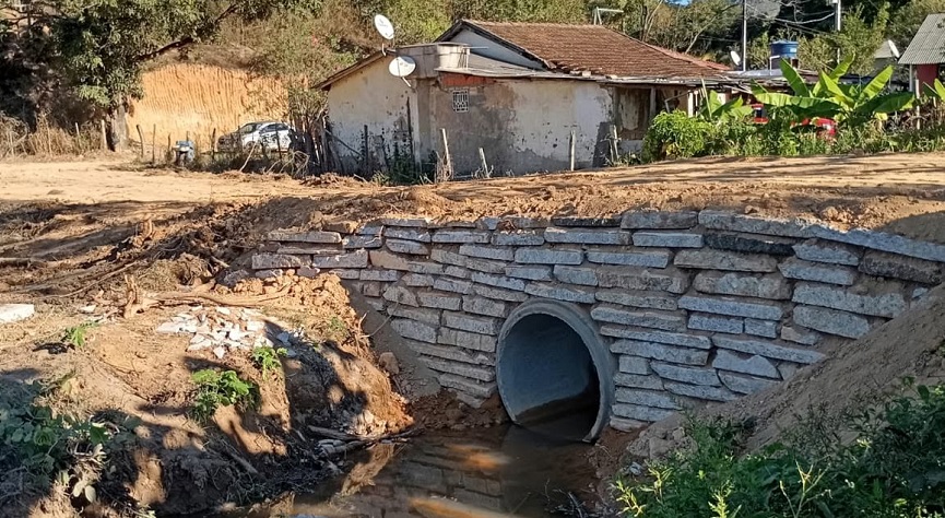 Imagem da notícia: Bueiro é construído no Córrego do Óleo em distrito Monte Senir; agora são 333 em cinco anos e oito meses de gestão