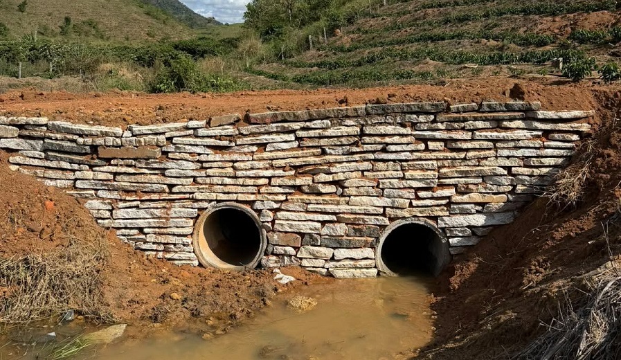 Imagem da notícia: Bueiro duplo é construído no Rio do Campo em distrito Monte Sinai; agora são 336 em cinco anos e nove meses de gestão