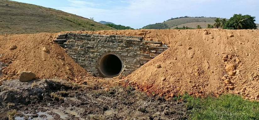Bueiro é construído em Paulista em Barra de São Francisco; agora são 341 em cinco anos e dez meses de gestão