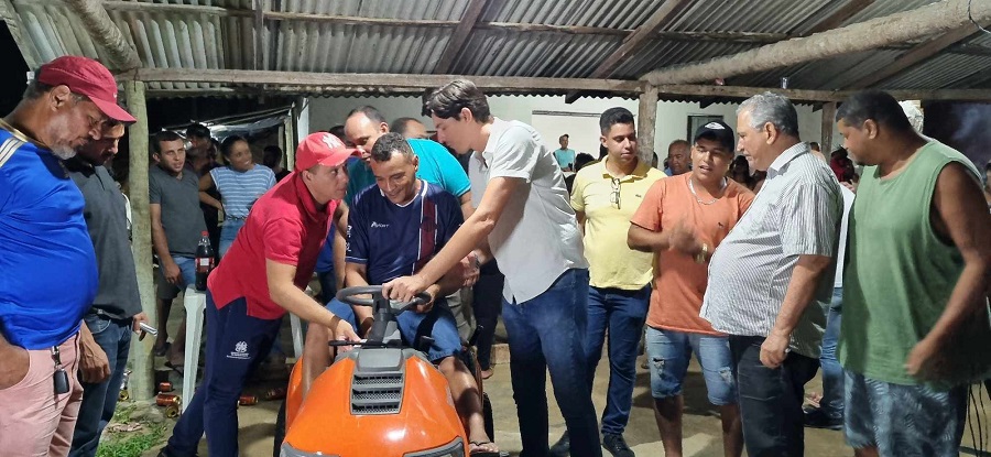 Imagem da notícia: Prefeitura beneficia 25 comunidades esportivas com a entrega de tratores cortadores de grama