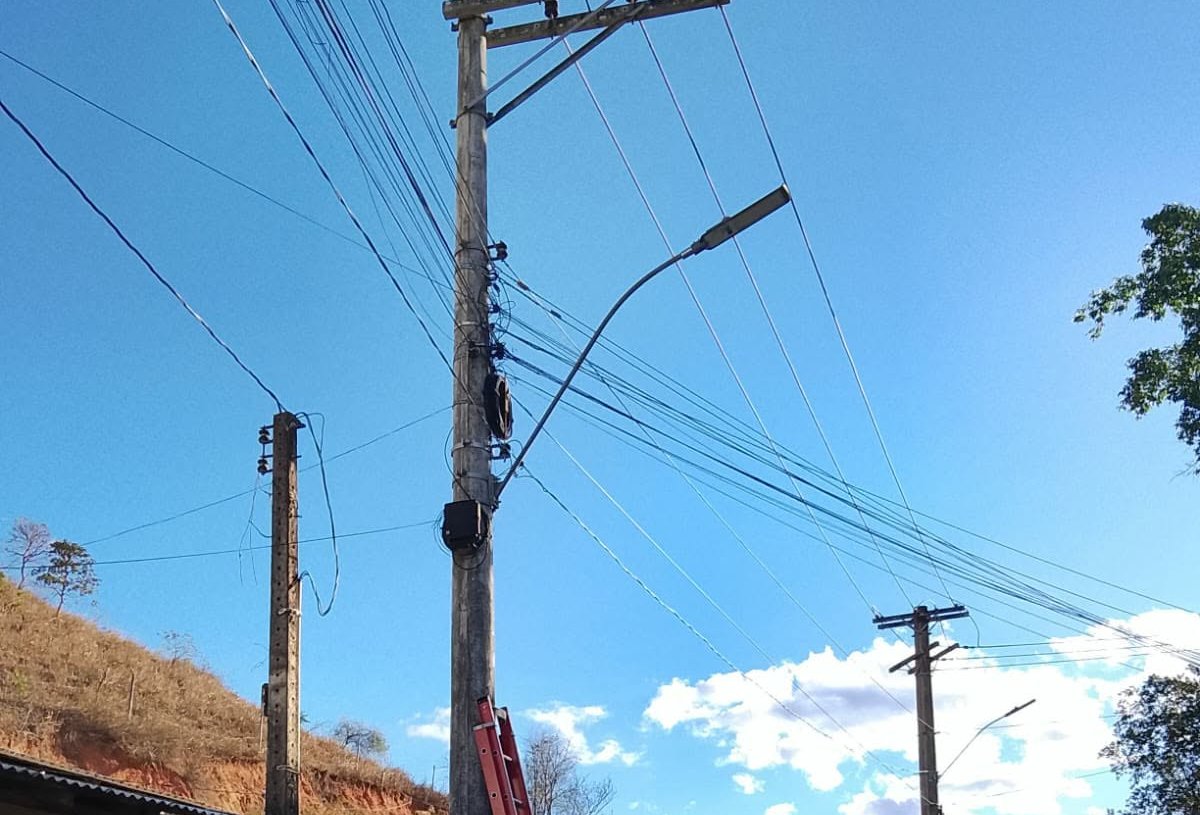 Imagem da notícia: Extensão de rede elétrica e instalação de luminárias deixam trecho mais iluminado em Paulista