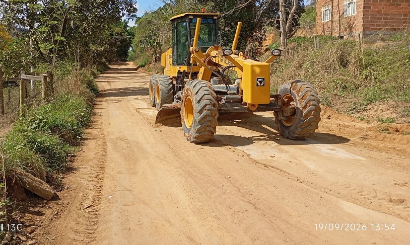 Imagem da notícia: Prefeitura realiza patrolamento de estrada pela região do Córrego Aventureiro, em Barra de São Francisco