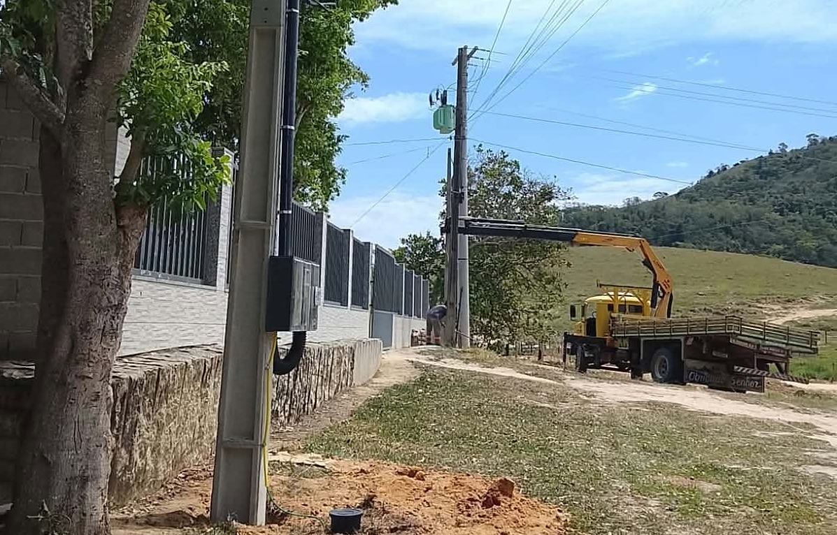 Imagem da notícia: Campo de futebol do Barro Preto recebe obras de extensão da rede elétrica e implantação de iluminação