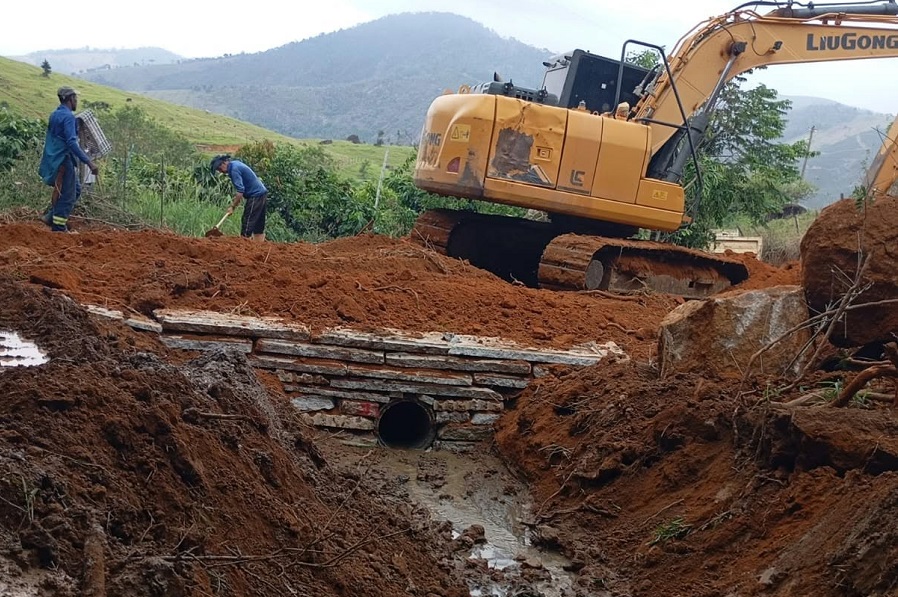 Imagem da notícia: Bueiro é construído em Vargem Alegre em Barra de São Francisco; agora são 342 em cinco anos e dez meses de gestão