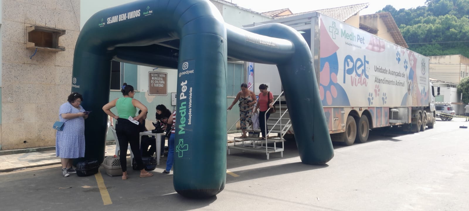 Imagem da notícia: Carreta do Programa Pet Vida realiza 82 vacinas e 74 castrações em Barra de São Francisco